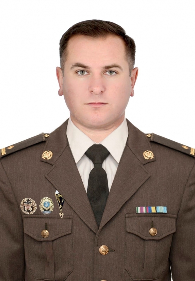 Під час бомбардування у неділю, 13 березня, Міжнародного центру миротворчості та безпеки на Львівщині загинув 35-річний офіцер Кирило Вишиваний.