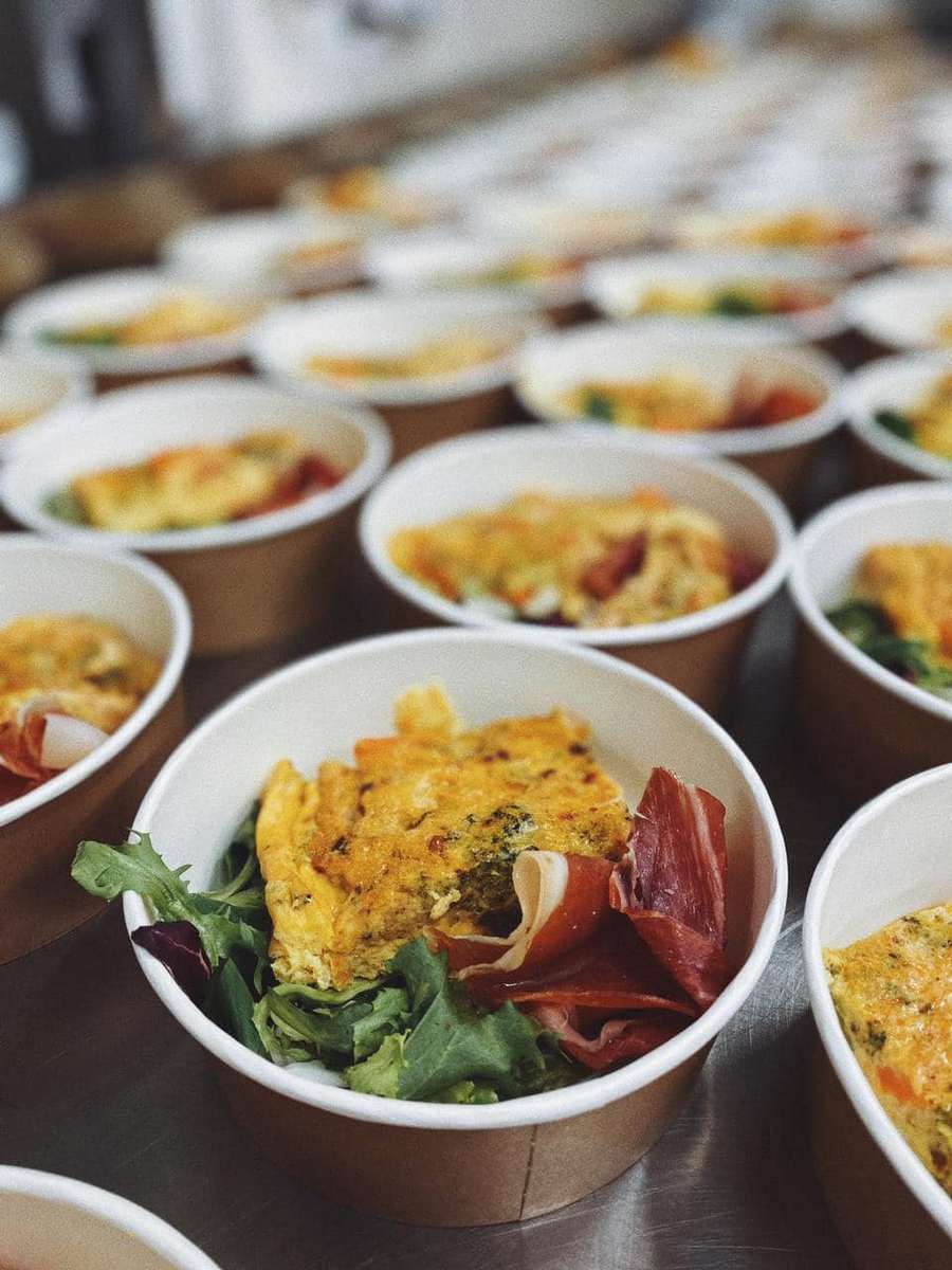 У львівських притулках переселенців годують сніданками з хамоном – фото.