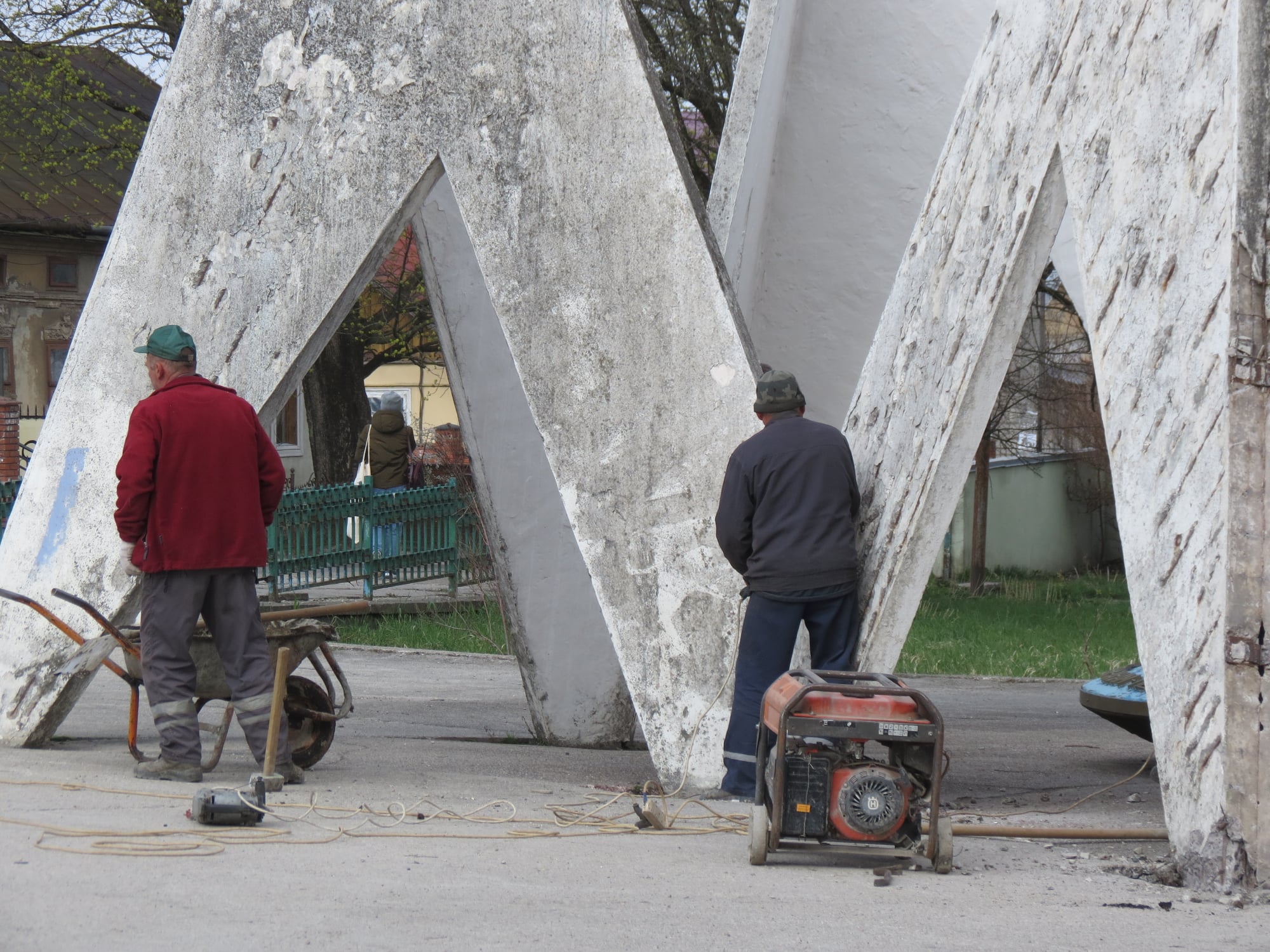 У Дрогобичі демонтували "Вічний вогонь" – фото.