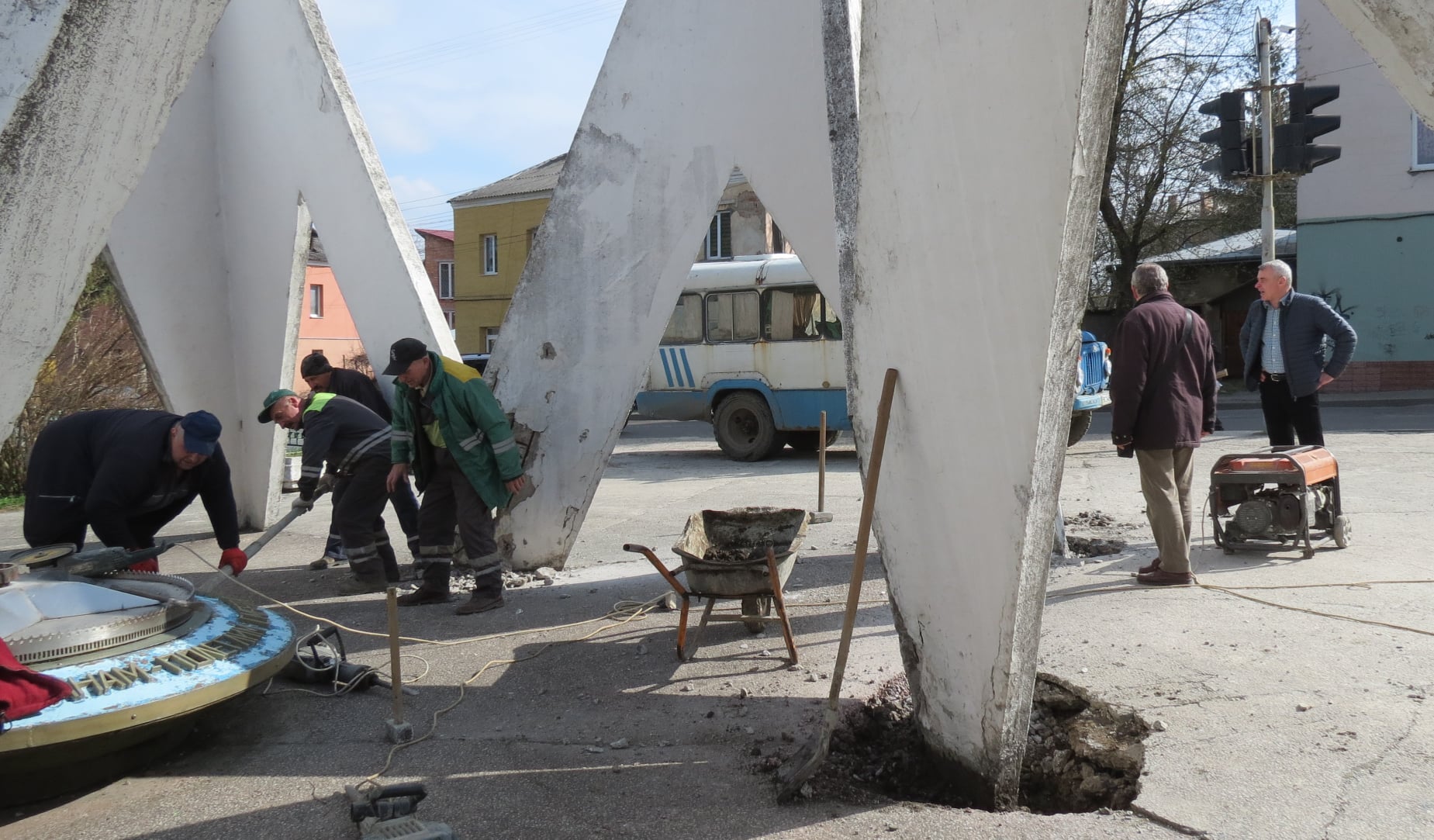 У Дрогобичі демонтували "Вічний вогонь" – фото.