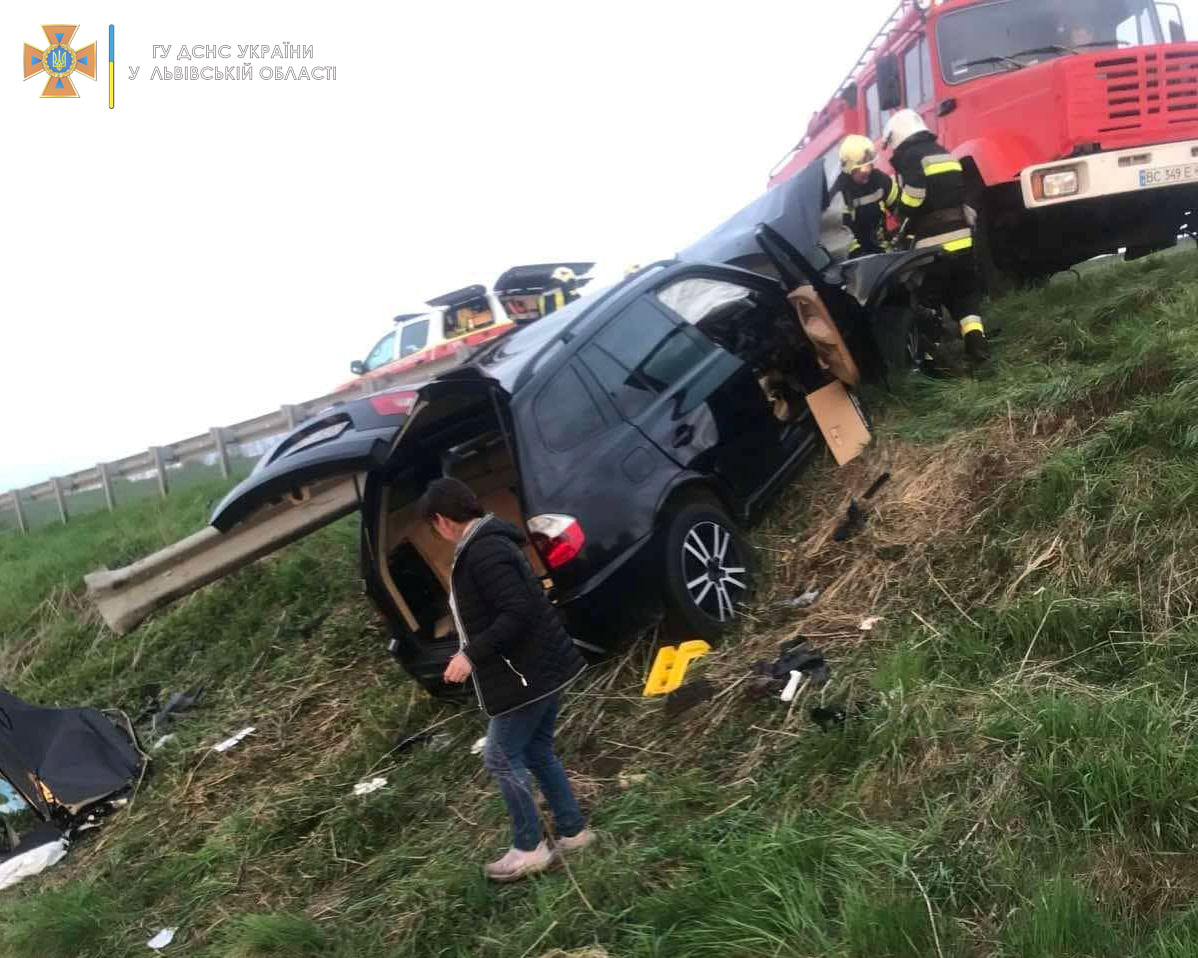 Біля Львова автомобіль врізався у відбійник &ndash; водія деблокували рятувальники.