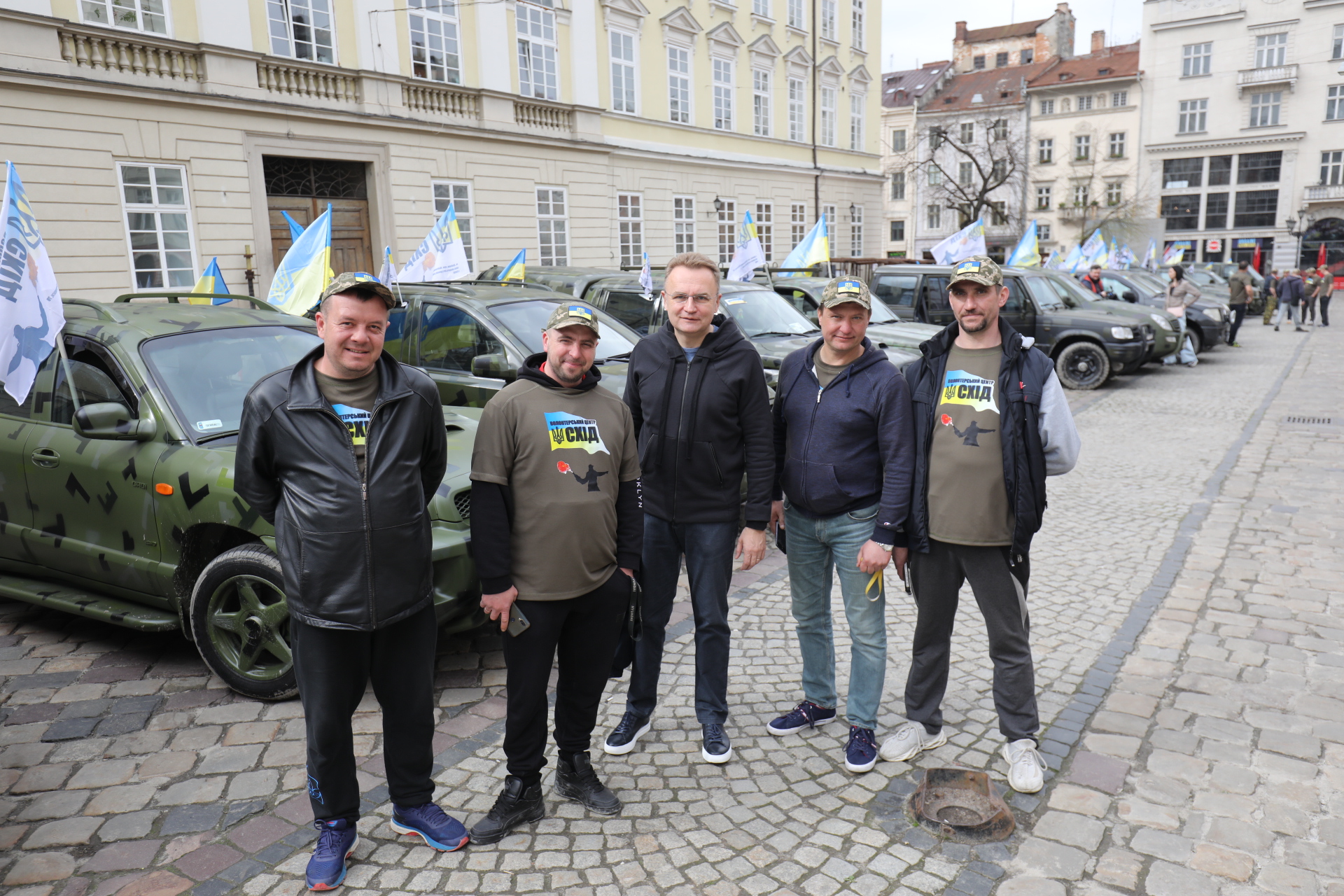 З львівської площі Ринок на фронт відправили 30 бойових вантажівок.