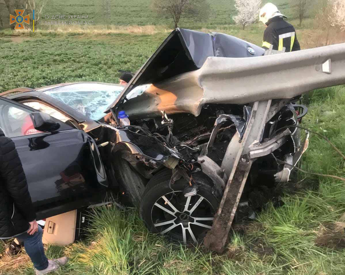 Біля Львова автомобіль врізався у відбійник &ndash; водія деблокували рятувальники.
