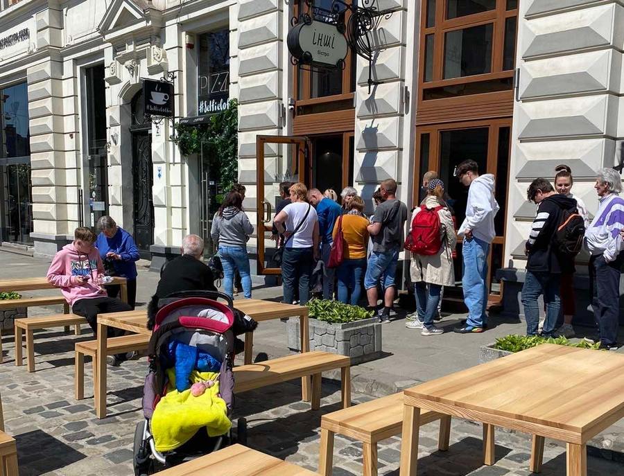 У новому львівському бістро «Інші» безкоштовно годують переселенців.