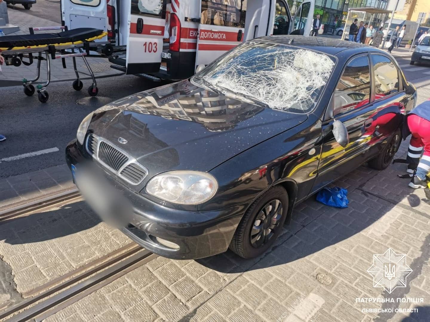 На Хмельницького у Львові автомобіль збив двох жінок &ndash; фото з місця ДТП.