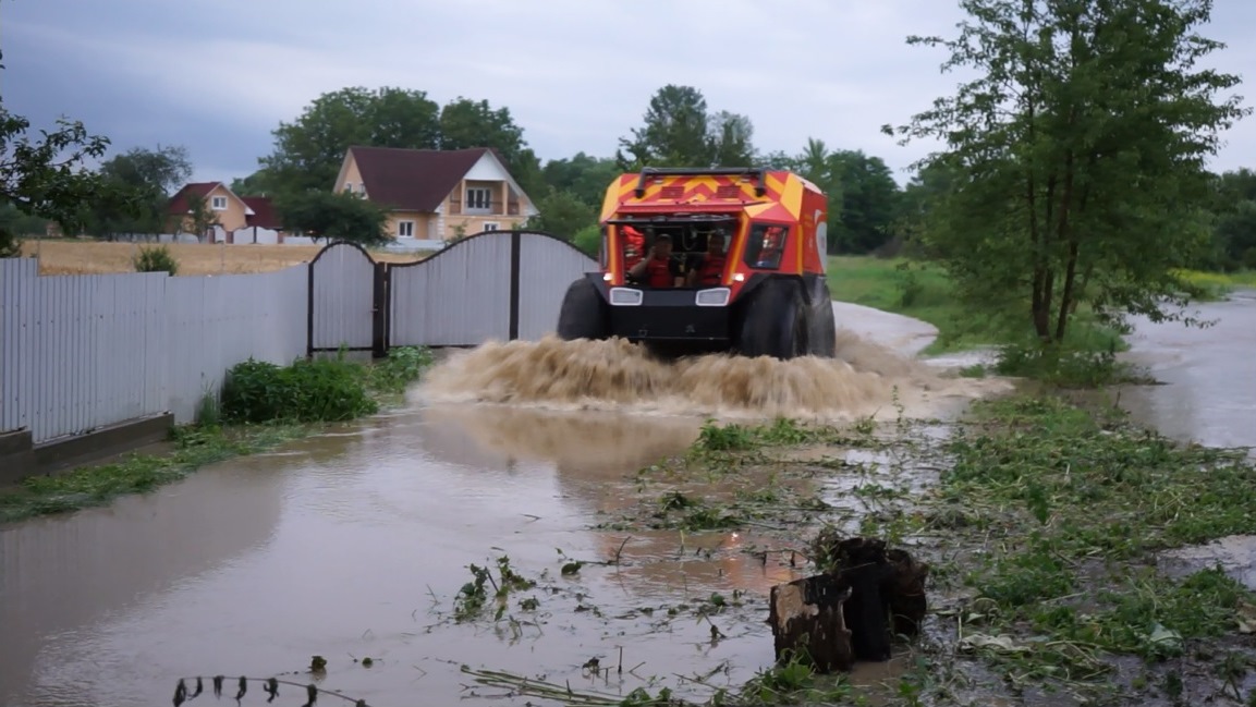 Річка Черемош, вийшовши з берегів, зруйнувала дві дамби. Фото: ДСНС у Чернівецькій області.