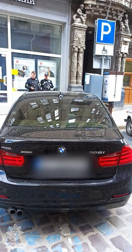 Водії у Львові продовжують паркувати свої транспортні засоби на місцях для людей із інвалідністю, не маючи на це жодних підстав.