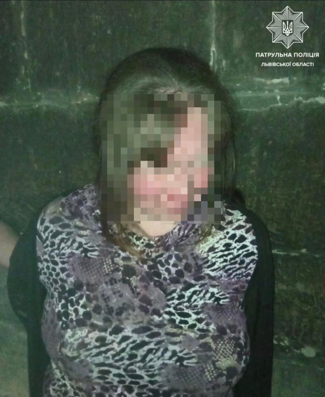 У центрі Львова затримали дебоширку, яка трощила автомобілі.