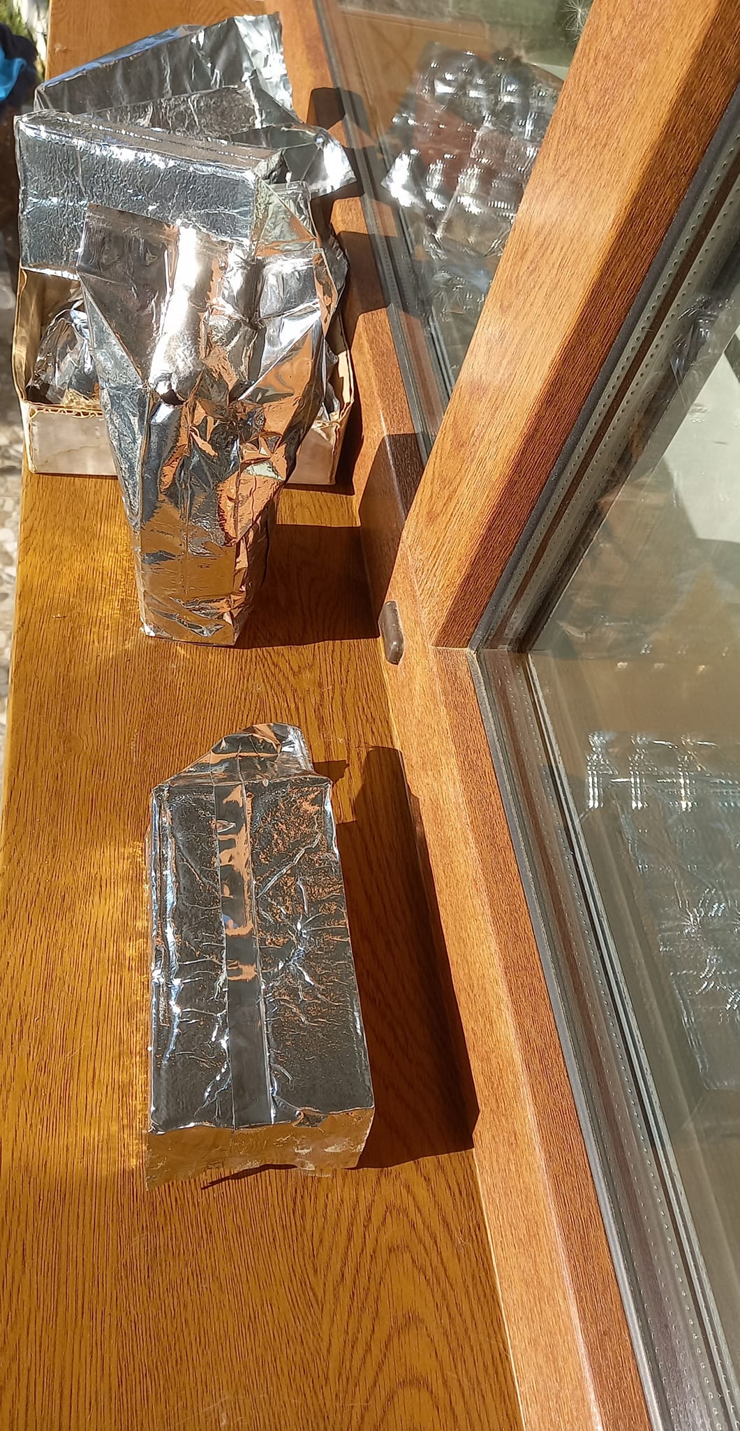 На Львівщині невідомі залишають на зупинці ящики з кавою.