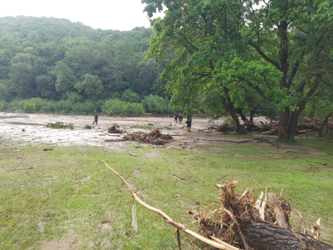 На Тернопільщині сильна злива змила у річку автомобіль, загинули чоловік і двоє дітей.