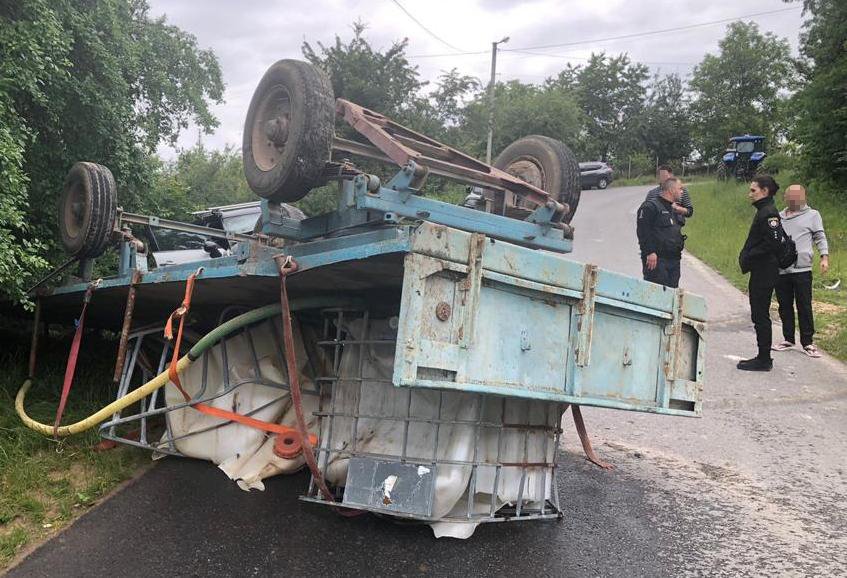 Біля Львова причіп, який відірвався від трактора, розтрощив автомобіль і вбив жінку – фото з місця ДТП.