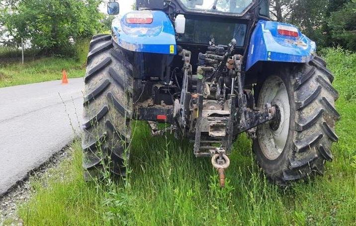 Біля Львова причіп, який відірвався від трактора, розтрощив автомобіль і вбив жінку – фото з місця ДТП.