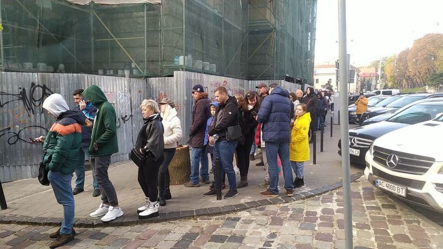 Гігантська черга на Підвальній у Львові. 14 жовтня 2021 рік. Фото: Юрій Богун