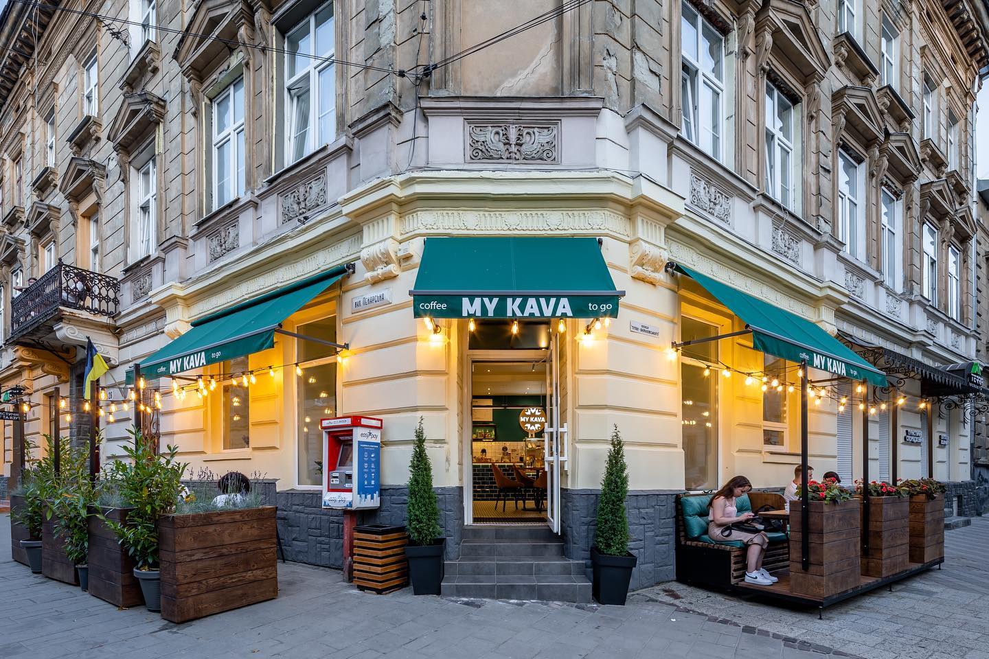 На Пекарській у Львові відкрили нову кав’ярню з інстаграмними десертами.