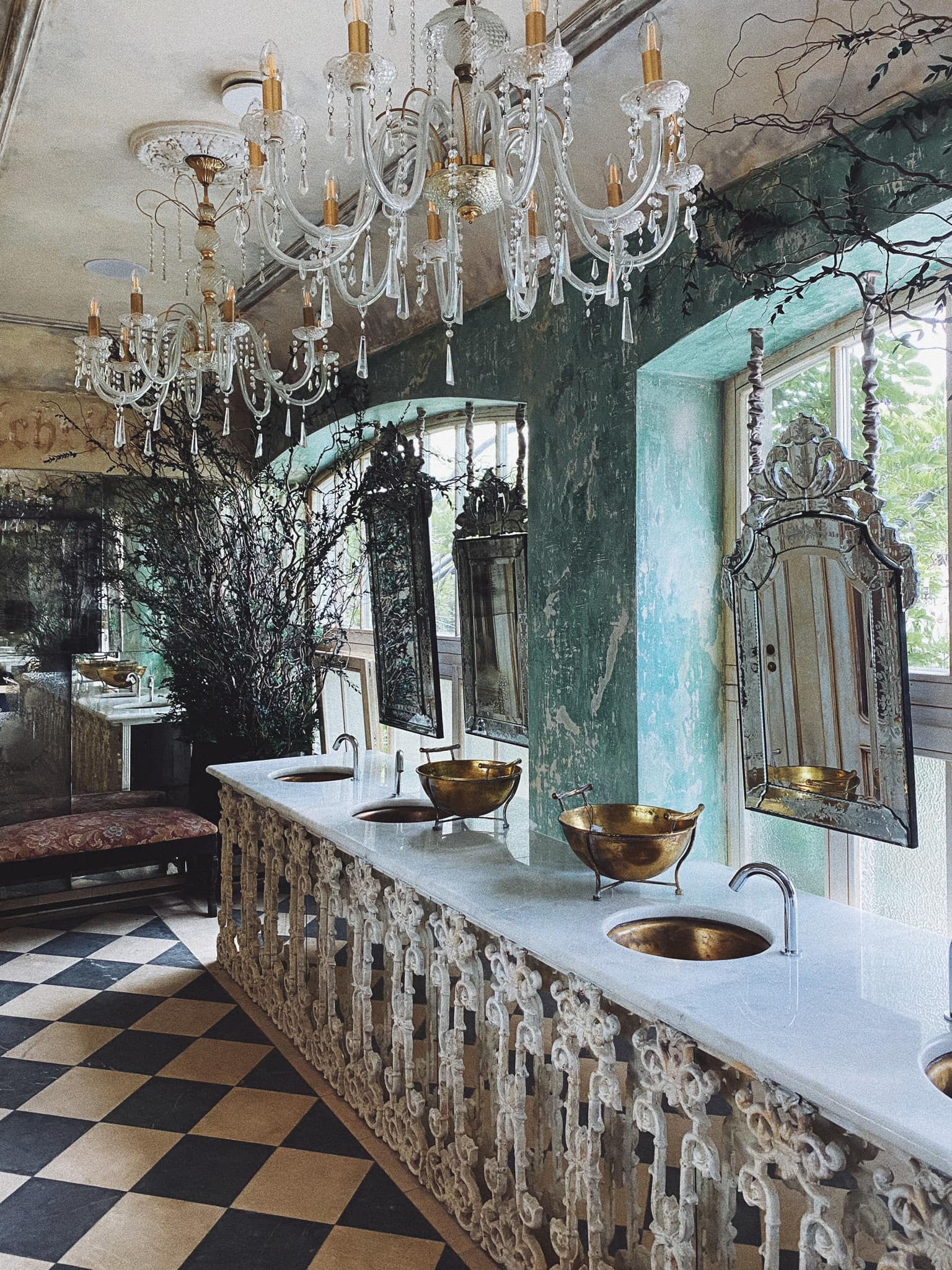 До Дня Незалежності у Львові відкриють ресторан із розкішним жіночим туалетом.