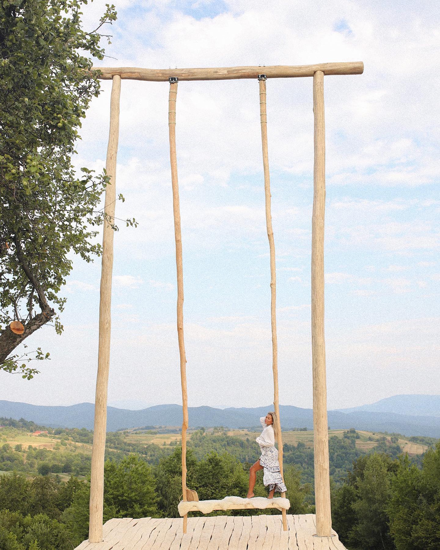 Новий рекорд: у Карпатах встановили найвищу гойдалку в Україні.