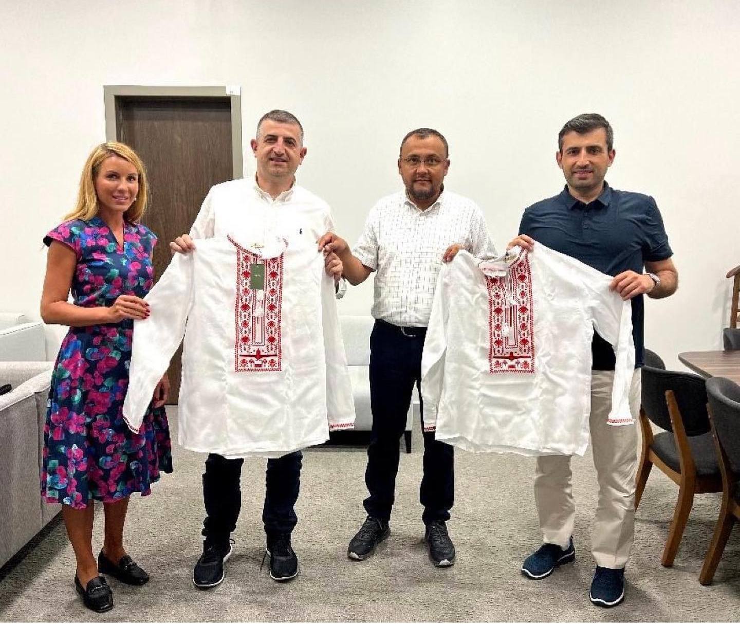 Львівські майстрині почали створювати вишиванки з безпілотниками Bayraktar.