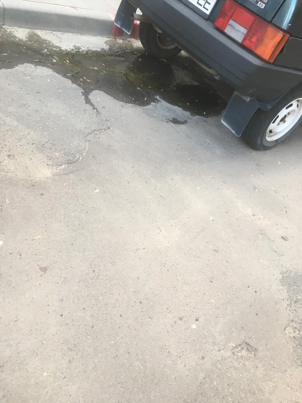 Через припарковане авто у Львові другу добу не можуть ліквідувати прорив води.