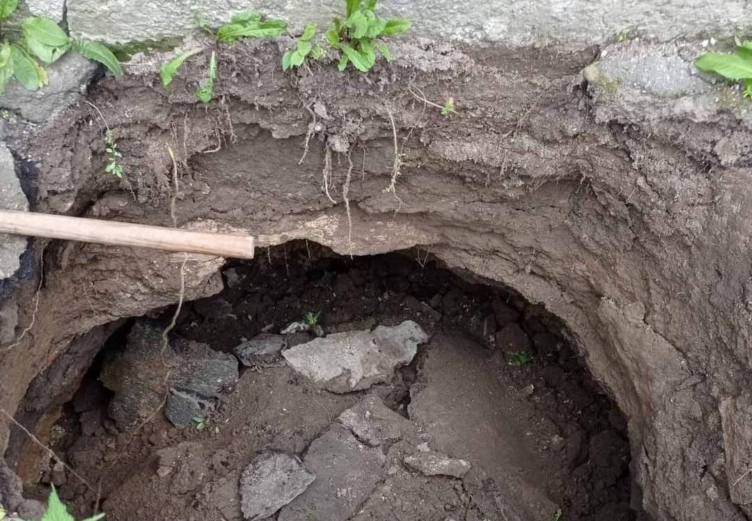 У Розвадові під священиком та їмостю провалилася земля, подружжя госпіталізували.