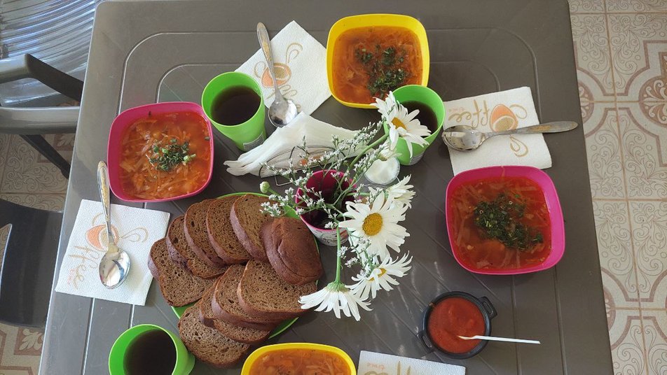 Переселенці зі Слов'янська відкрили у Львові безкоштовну їдальню.