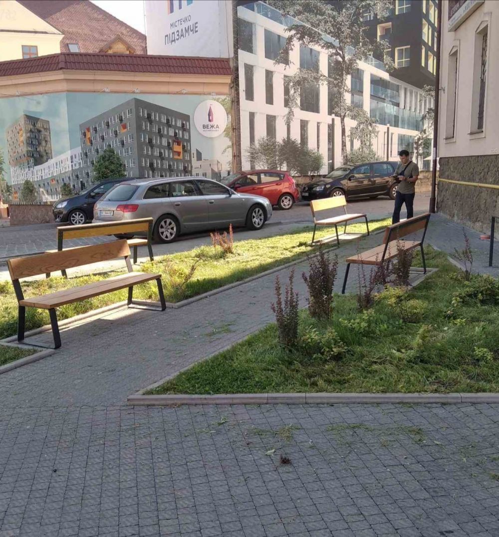 На Богдана Хмельницького у Львові встановили нові лавочки.