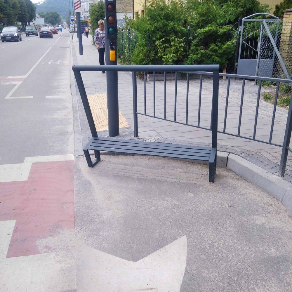 На Богдана Хмельницького у Львові встановили нові лавочки.