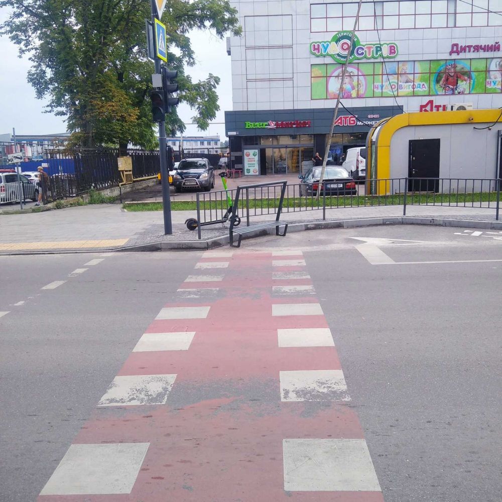 На Богдана Хмельницького у Львові встановили нові лавочки.