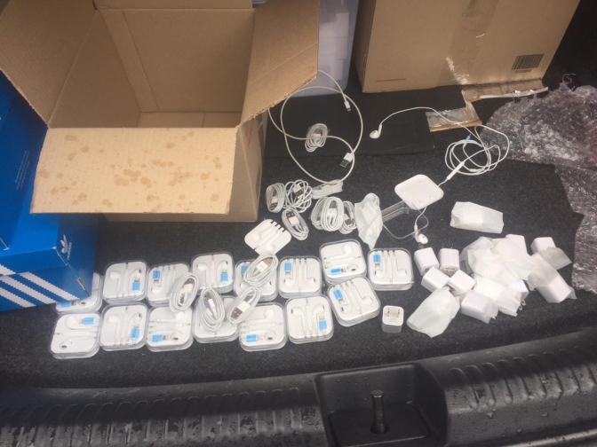 Сімох молодиків підозрюють у шахрайстві із продажем техніки через інтернет. 