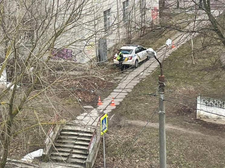 Біля львівського інститута знайшли труп. Фото: Варта 1