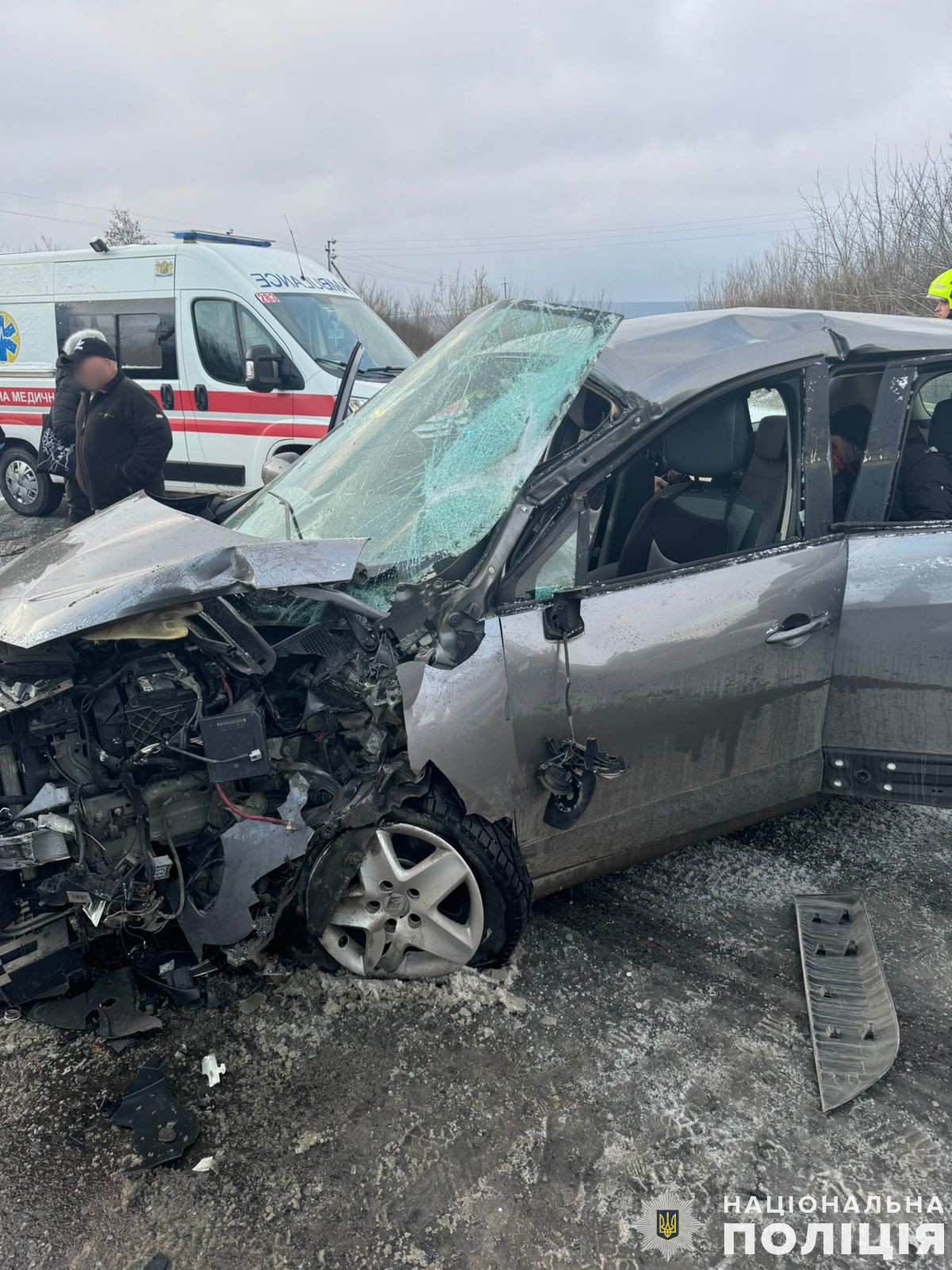 У Золочеві вантажівка зіткнулася з легковиком, четверо людей &ndash; у лікарні: фото з місця ДТП.