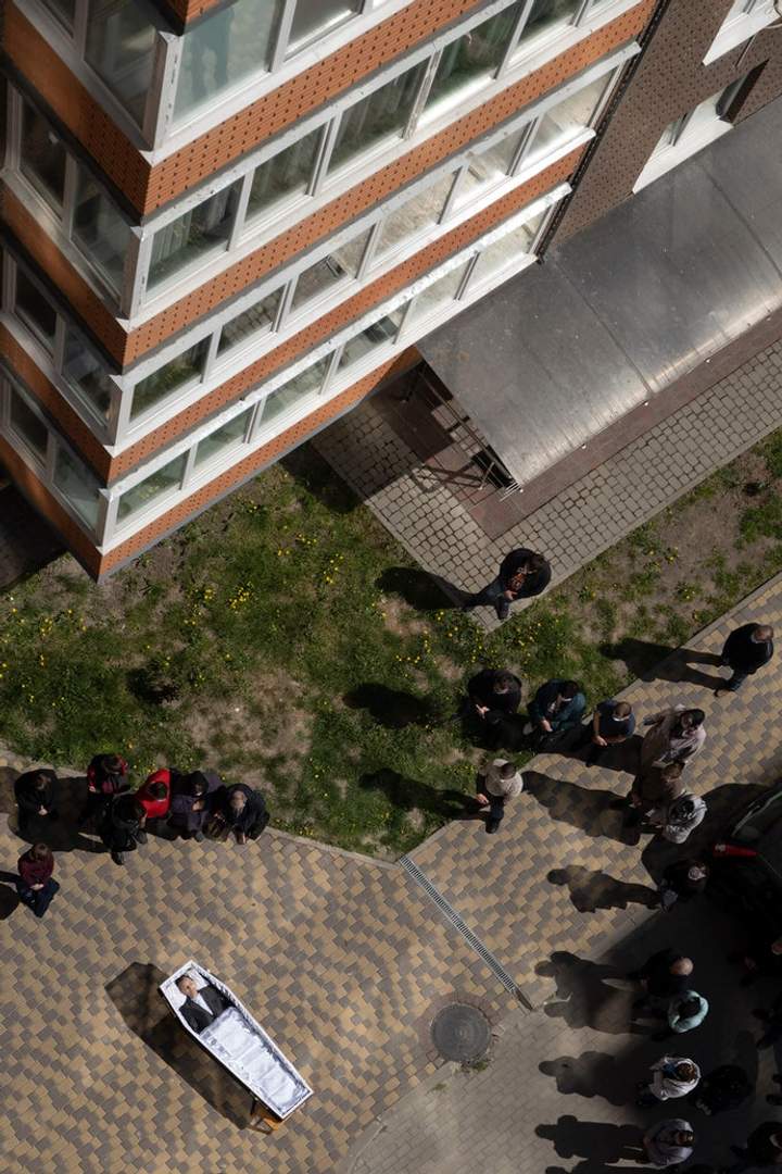 Фото похорону під час пандемії львівського фотографа Романа Бордуна визнали найкращим за версією інтернет-журналу Bird in Flight.