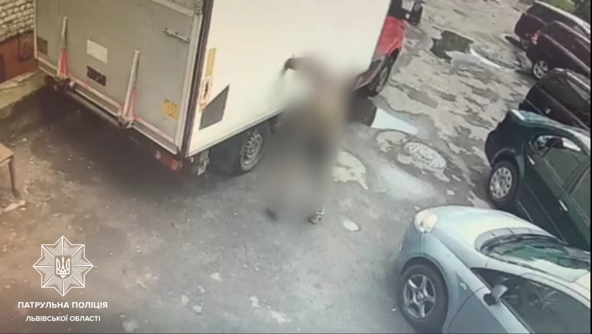 У Львові чоловік порізав колесо поштової вантажівки.