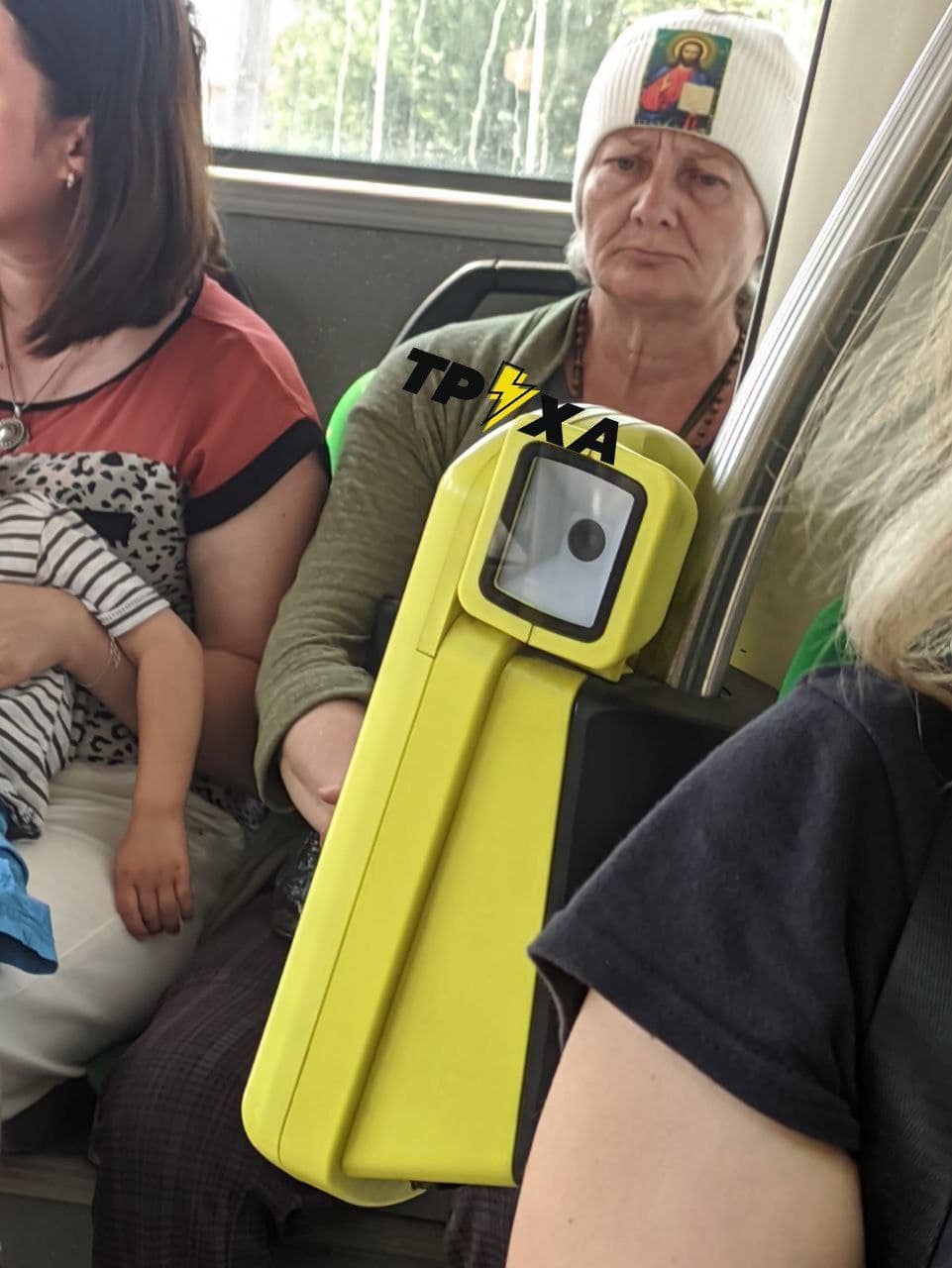 У Львові помітили жінку з іконою на голові — фото.