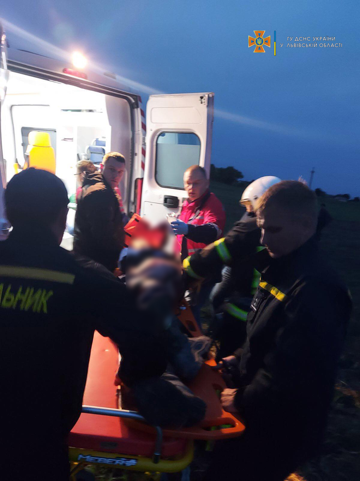 На Червоноградщині ногу 33-річного чоловіка затягнуло в мотоблок.