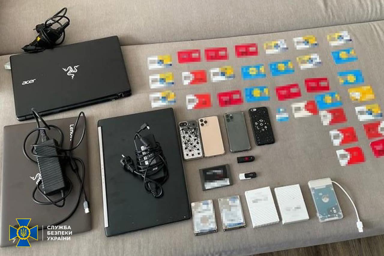 Хакери зі Львова тероризували українців "мінуваннями", зламували акаунти та продавали Росії персональні дані.