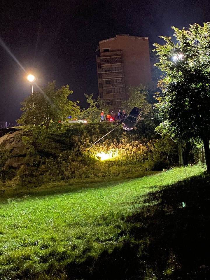 У Львові під час комендантської години автомобіль зніс ліхтар і впав із мосту.