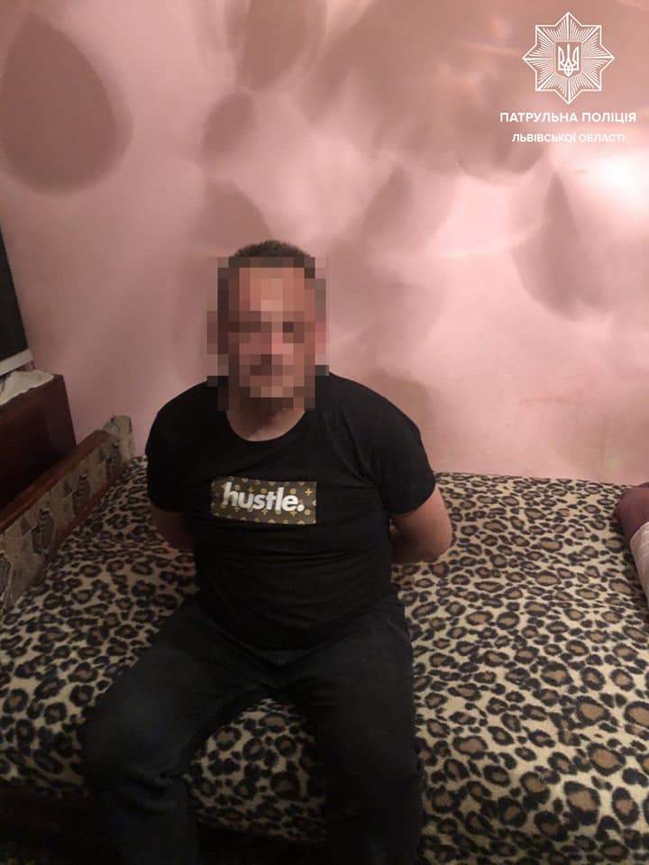 «Тепер ви попали»: львів'янин погрожував поліцейськи пістолетом. Фото: Патрульна поліція Львівщини
