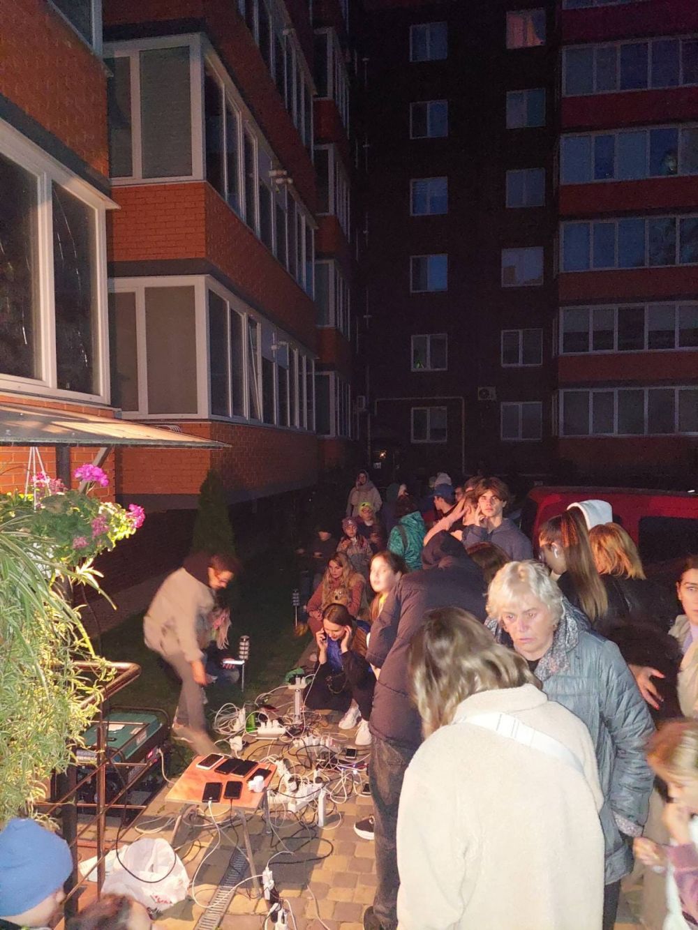 Як ОСББ у Львові рятували мешканців від розряджених гаджетів &mdash; фото.