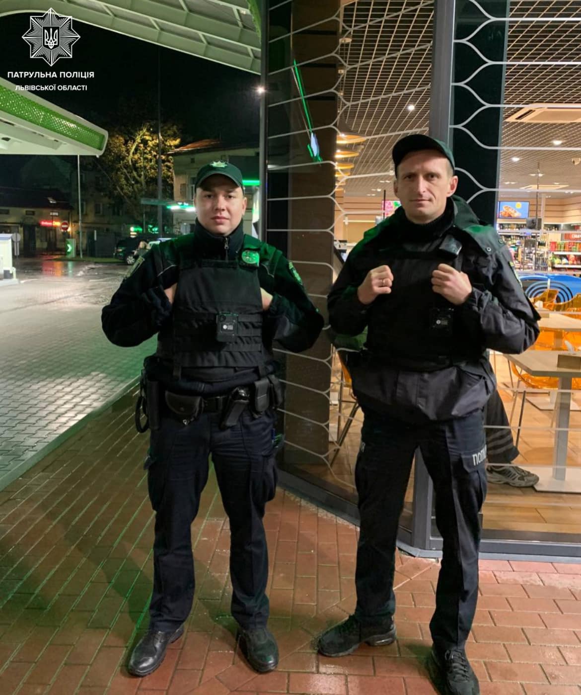 У центрі Львова чоловік розбив головою вікно і ледь не загинув.