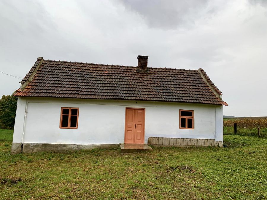 Біля Свірзького замку на Львівщині ревіталізувала і виставили на продаж стару хату під черепицею та з п'єцами &mdash; ціна.