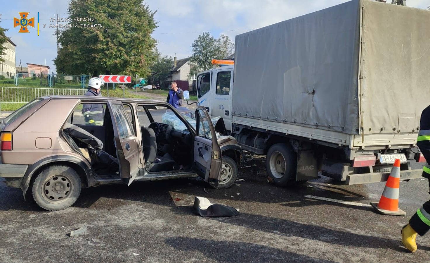 Біля Львова легковий автомобіль в'їхав у вантажівку — фото з місця смертельної ДТП.