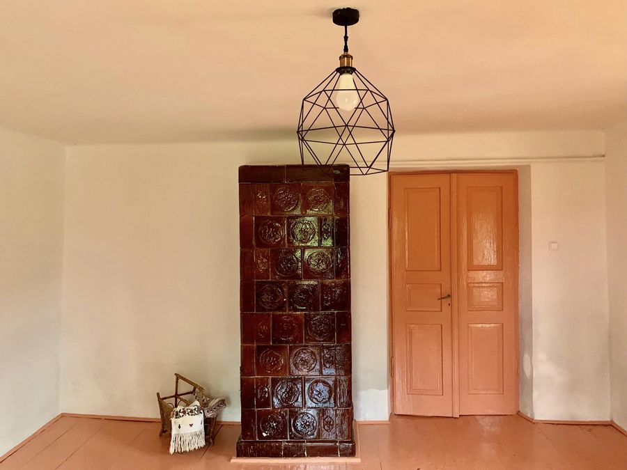 Біля Свірзького замку на Львівщині ревіталізувала і виставили на продаж стару хату під черепицею та з п'єцами &mdash; ціна.