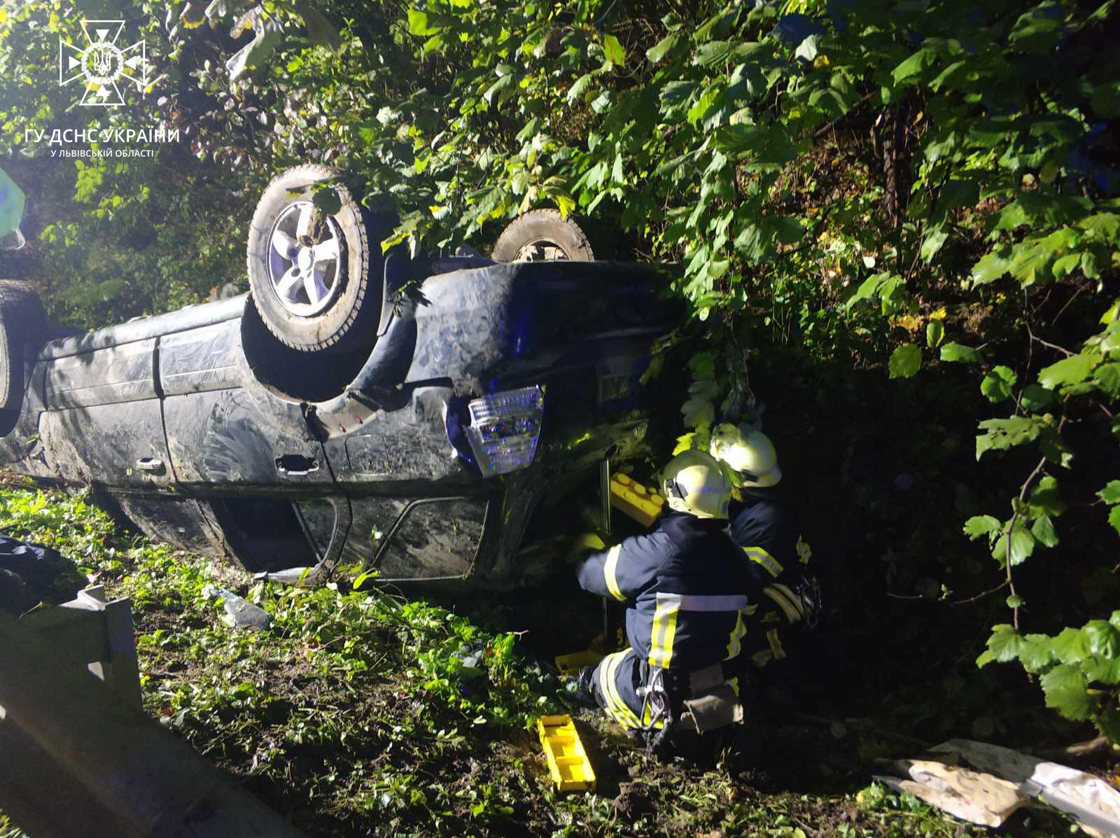 Під час комендантської години на Самбірщині 18-річна водійка перекинула автомобіль із трьома чоловіками.