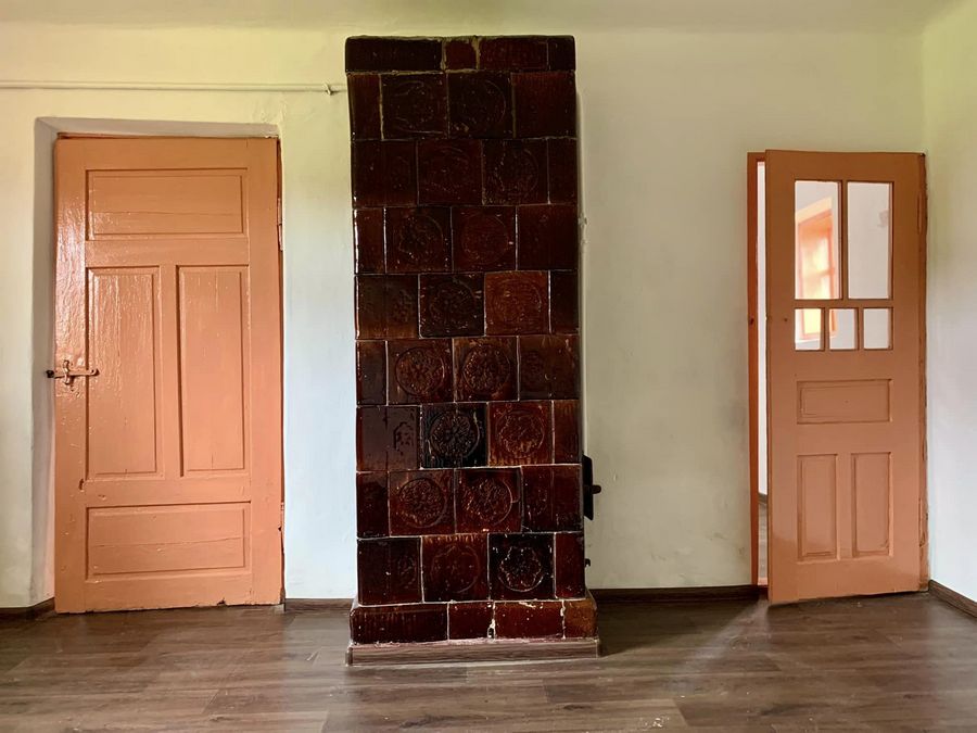 Біля Свірзького замку на Львівщині ревіталізувала і виставили на продаж стару хату під черепицею та з п'єцами &mdash; ціна.