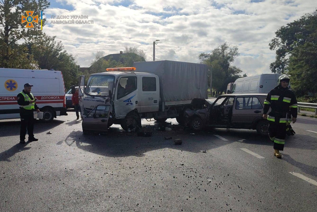 Біля Львова легковий автомобіль в'їхав у вантажівку — фото з місця смертельної ДТП.
