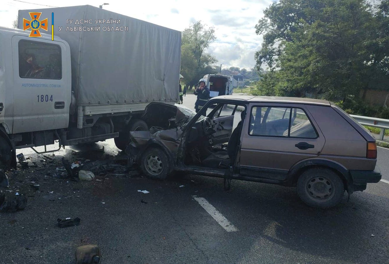 Біля Львова легковий автомобіль в'їхав у вантажівку — фото з місця смертельної ДТП.