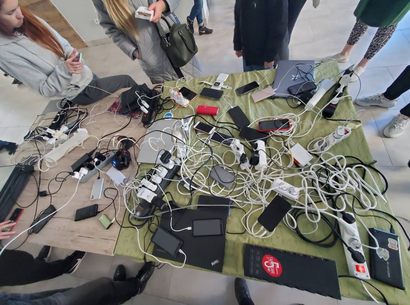 Як ОСББ у Львові рятували мешканців від розряджених гаджетів — фото.