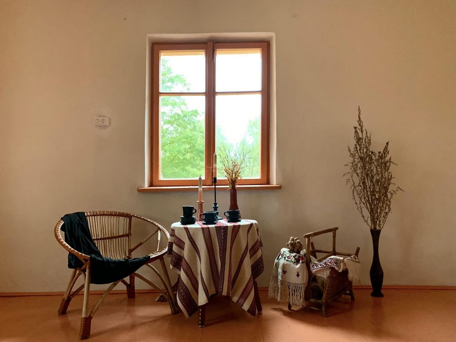 Біля Свірзького замку на Львівщині ревіталізувала і виставили на продаж стару хату під черепицею та з п'єцами &mdash; ціна.