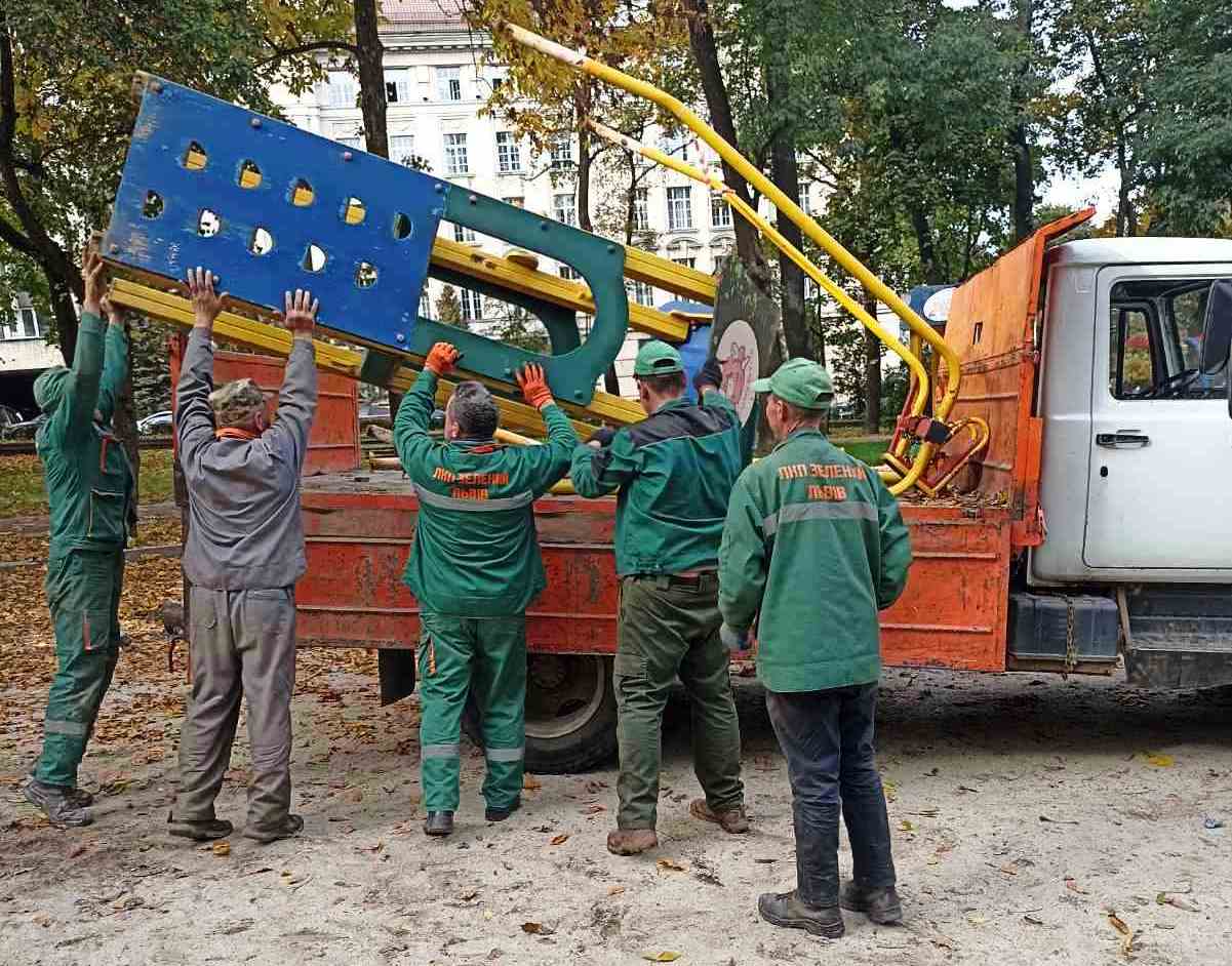 У парку Франка у Львові демонтують популярний дитячий майданчик — що там буде. Фото: facebook.com/lvivmistobud