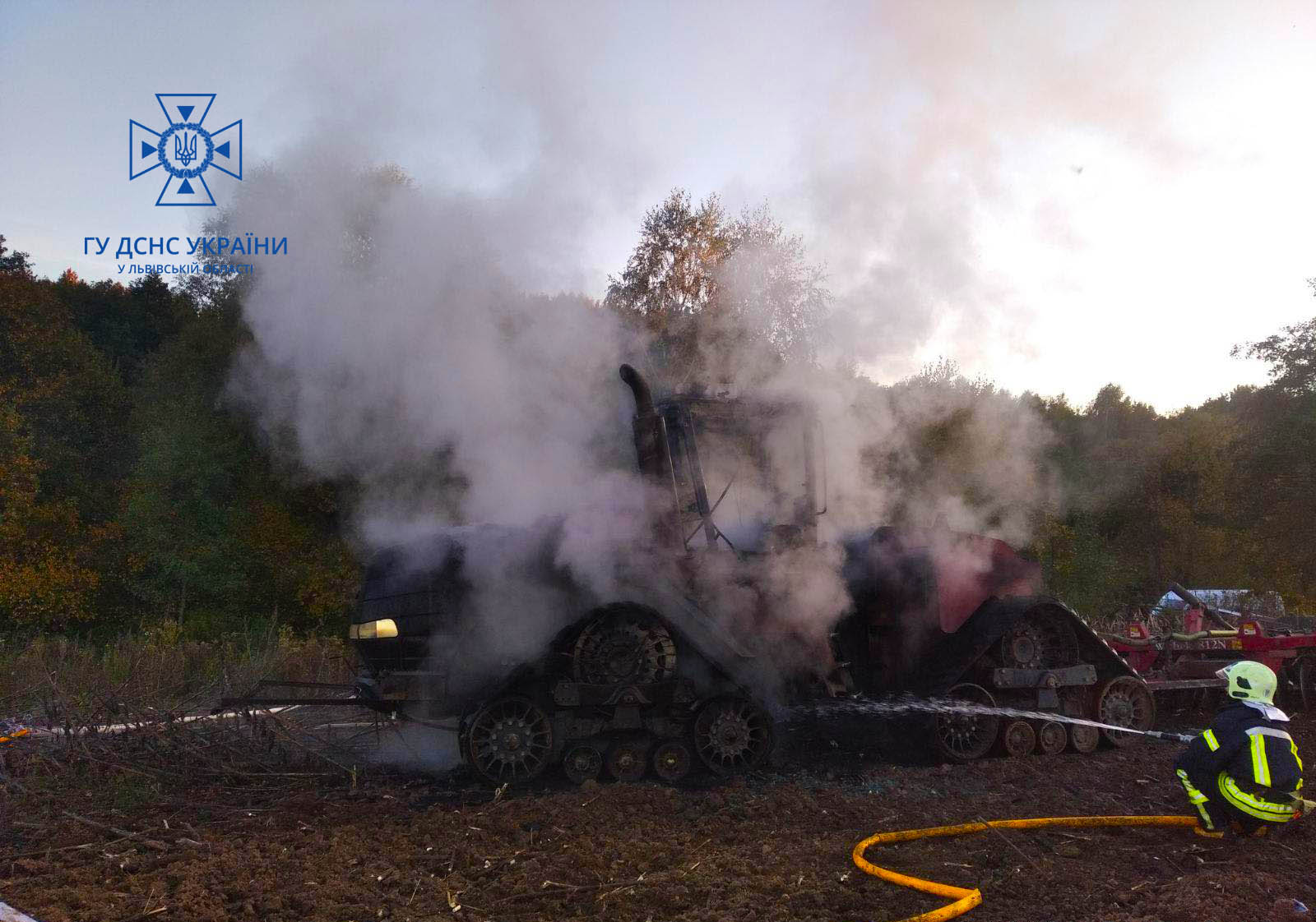 Серед поля на Яворівщині загорівся трактор.